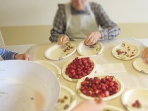 Équeutage de fraises